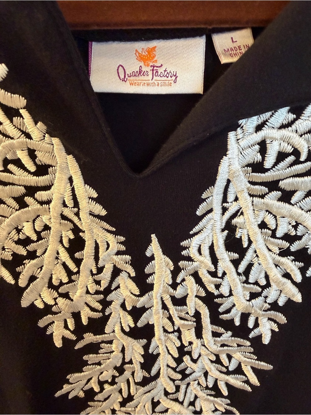 Quacker Factory Black Tunic top featuring white coral embroidery Sz Lg - Picture 2 of 5